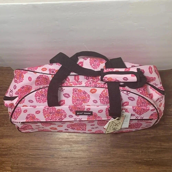 Betsey Johnson Rolling Suitcase Duffle Bag Lips XOX Hearts Pink NWT - Picture 3 of 10